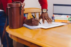 Compromis de vente d’un fonds de commerce : principe, rédaction et délais