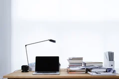 Comment savoir si une entreprise existe : guide pratique 2025